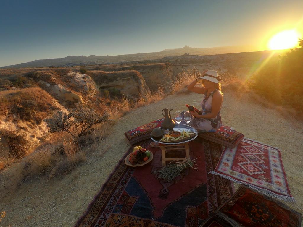 Kapadokya Romantik Günbatımı Pikniği ve Özel At Turu