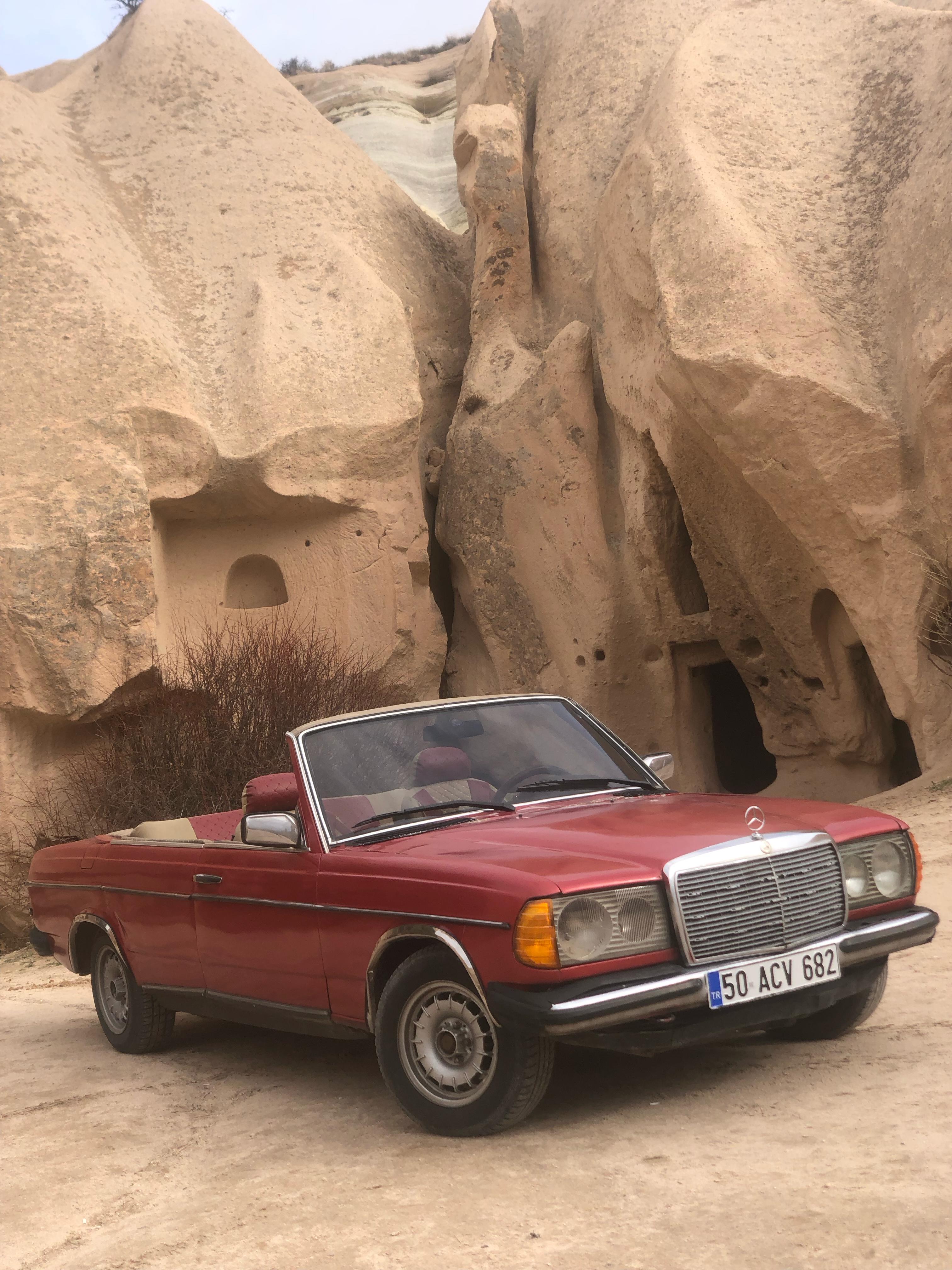 Balonlar Eşliğinde Klasik Araba / Mercedes Kırmızı 1977